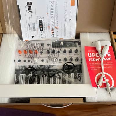 Arturia Microfreak Limited Edition Vocoder White Synthesiser Keyboard