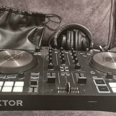 Native Instruments Traktor Kontrol S2 MK3 2024 image 2