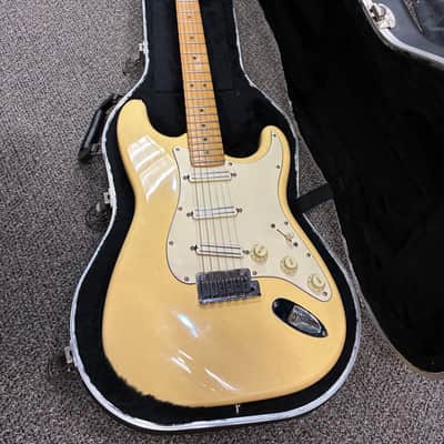 Fender American Standard Stratocaster with Maple Fretboard 1996 - 1997 - Vintage White image 10