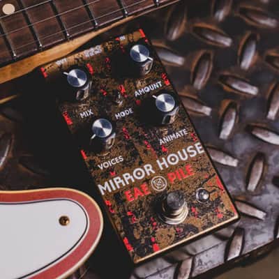 Electronic Audio Experiments Mirror House V2 Digital Pitch Shifting Modulator Effect Pedal - Bronze image 3