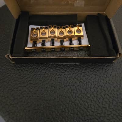 Musiclily Pro 52.5mm (2-1/16 inch) String Spacing Saddle Hardtail Fixed Bridge Non-Tremolo Bridge for Strat Style Electric Guitar, Gold - Gold image 2