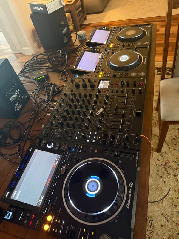 Pioneer DJ Industry Standard Setup CDJ3000 + DJM V10 2025 - Black image 1