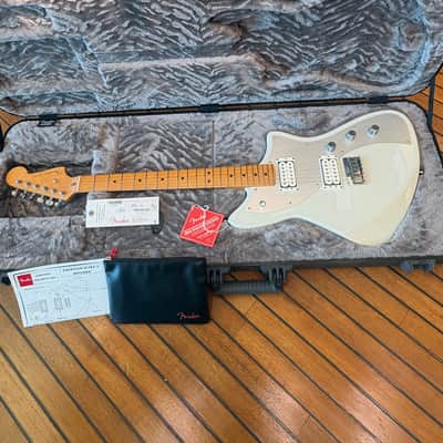 Fender American Ultra II Meteora with Maple Fretboard 2024 - Present - Avalanche image 1