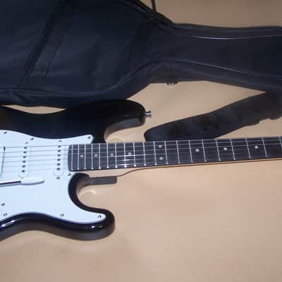 Donner DST 39 Inch Full-Size Solid Body Strat Style Electric Guitar w/Gig Bag image 2