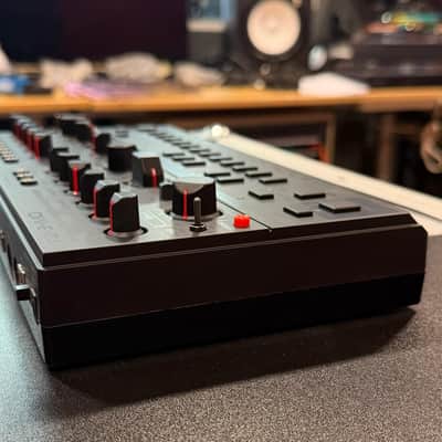 Behringer TD-3-MO  Analog Bass Synthesizer – Black + Decksaver image 6