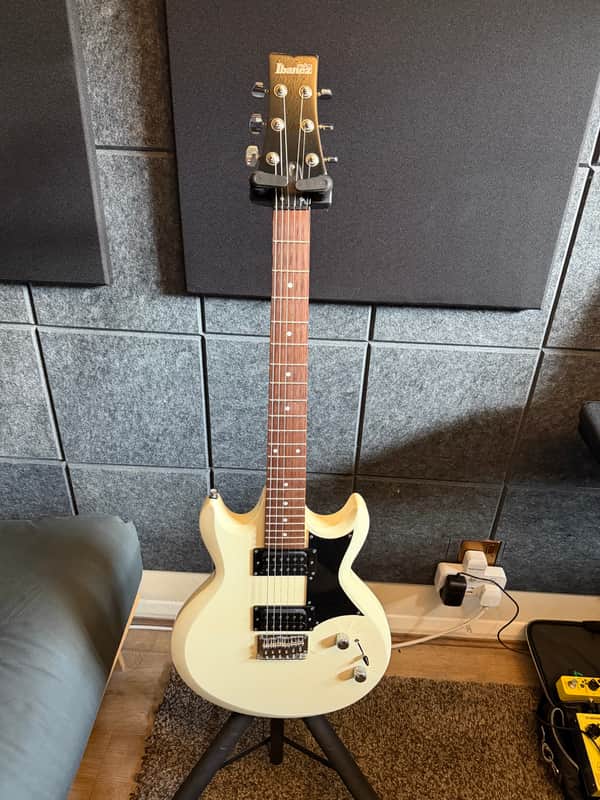Ibanez GAX30-WH Gio with Rosewood Fretboard 2005 - 2009 - White image 1