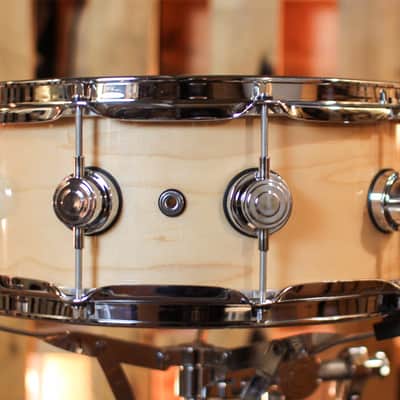DW 5.5x14 Collector's Maple VLT Natural Lacquer Snare Drum - SO#1424773 image 3