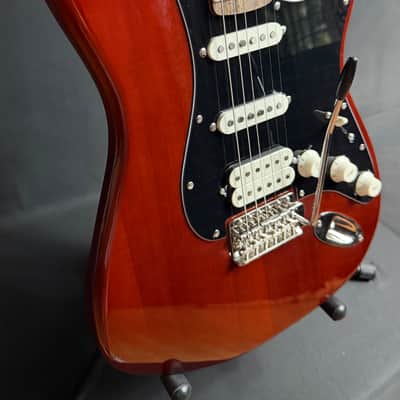 Squier Classic Vibe 70's Stratocaster HSS Electric Guitar Walnut Finish imagen 5