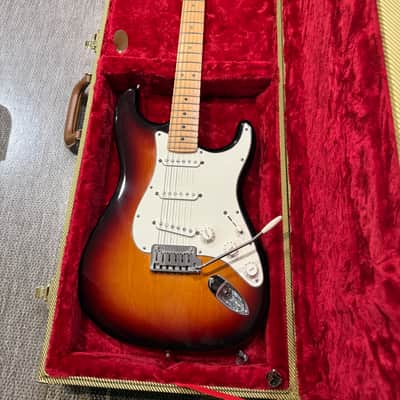 Fender American Series Stratocaster with Maple Fretboard 2002- 3-Color Sunburst image 5