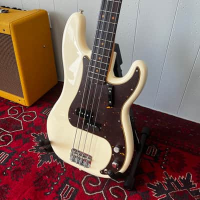 Mojo Dojo – Olympic White Precision Bass – AV II Neck – Custom Shop Pickup – PLEK + Pro Setup – Excellent Player image 5