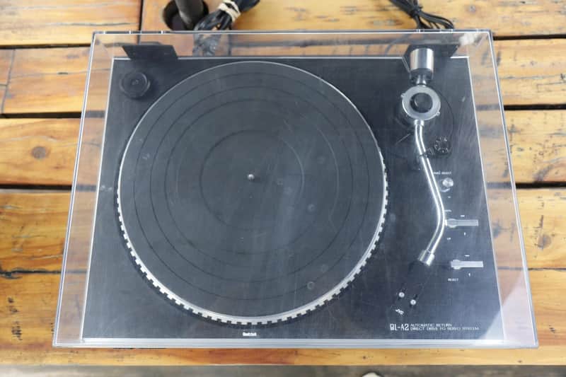 JVC  Quartz Lock Automatic Return QL-A2  Turntable.  Silver