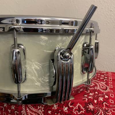 Slingerland No. 153 Super Gene Krupa Radio King 5.5x14" 8-Lug Solid Maple Snare Drum with Clamshell Strainer 1960 - 1962 - White Marine Pearl image 4