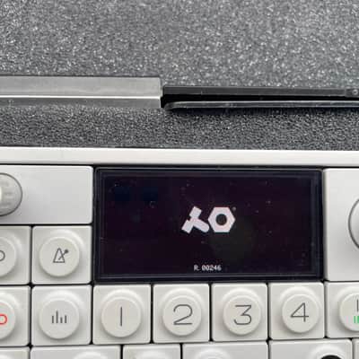 Teenage Engineering OP-1 Portable Synthesizer Workstation 2011 - Present Bild 2