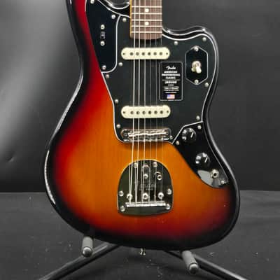 Fender 0114990300 American Professional Classic Jaguar®, Rosewood Fingerboard, 3-Color Sunburst image 2