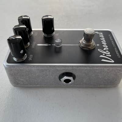 Lovepedal Custom Effects Vibronaut V2 Digital Vibe Tremolo Guitar Effect Pedal image 4