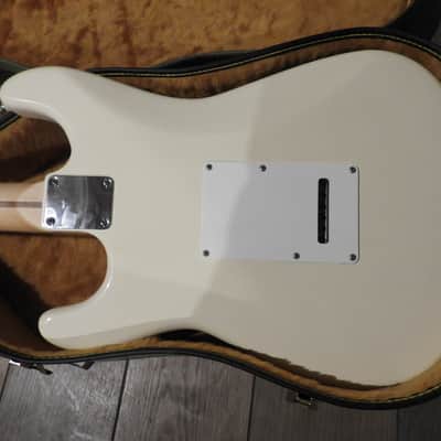 Fender "Squier Series" Standard Stratocaster with Maple Fretboard 1992 - 1996 - Arctic White image 8