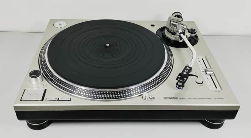 Technics SL-1200M3D Quartz Direct Drive Turntable System 2000s - Silver image 1
