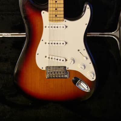 Fender Standard Stratocaster Maple Fretboard 2009 - Sunburst image 3