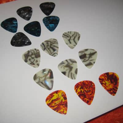 Fender 15 Medium Premium Guitar Picks W/ Metal Nostalgia Case image 4