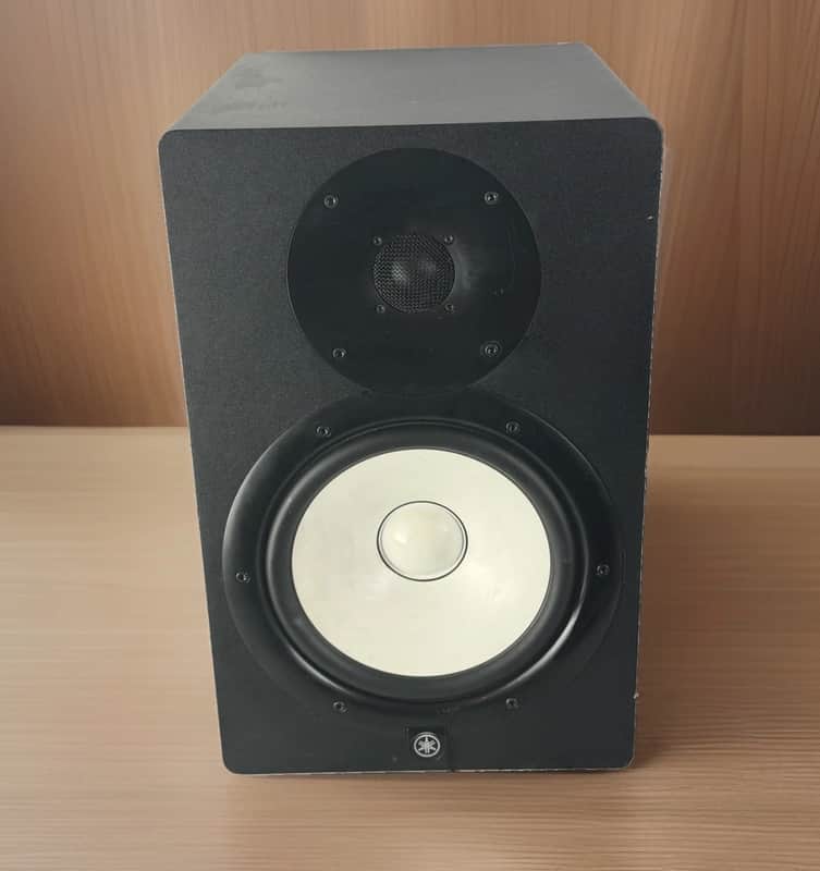 Yamaha HS8 8-Inch 120W Powered Studio Monitor (Single) - Black image 1