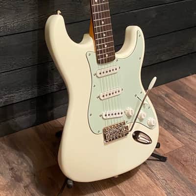Fender Squier Classic Vibe '60s Stratocaster White Electric Guitar image 4