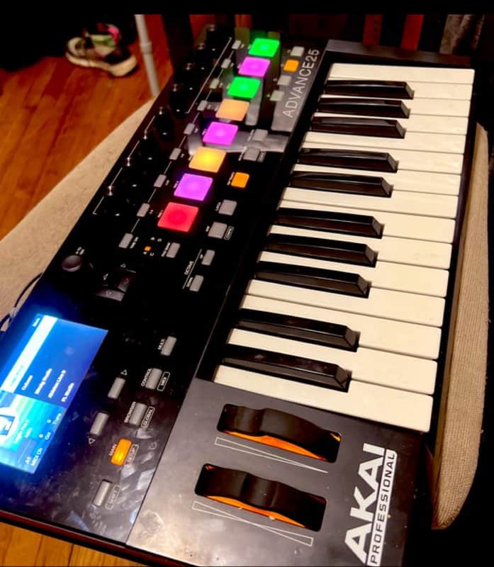 Akai Advance 25 Keyboard Controller 2010s - Black image 1