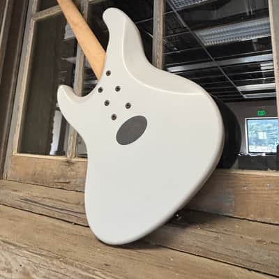 Brubaker JXB USA 4 Performance Series bass with BOB technology 2025 - Casablanca white image 4