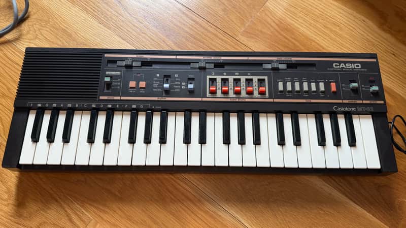 Casio MT-52 Casiotone 44-Key Synthesizer 1980s - Black image 1