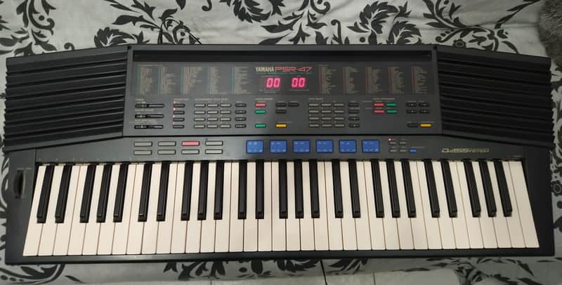 YAMAHA PSR-47 SYNTH KEYBOARD 1990 MIDI PROGRAMMED HARD CASE image 1