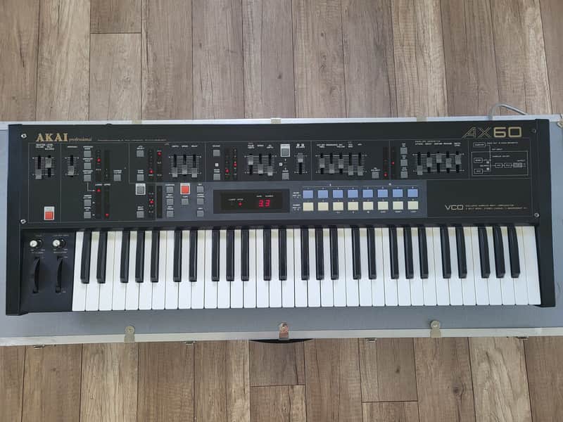 Akai AX60 1980s  Vintage analog polyphonic synthesizer with flight case