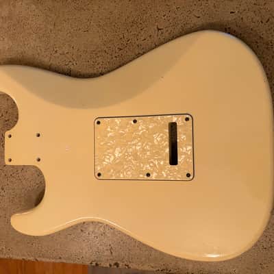 Musikraft Stratocaster body 2024 - Olympic White Nitro with vintage checking image 2