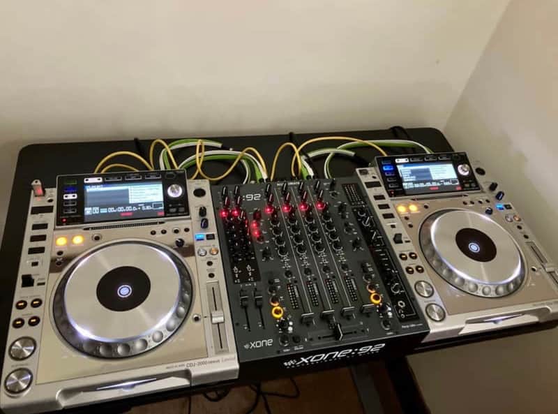 Pair of PIONEER CDJ-2000 NXS-M [limited edition]  2013 Platinum image 1