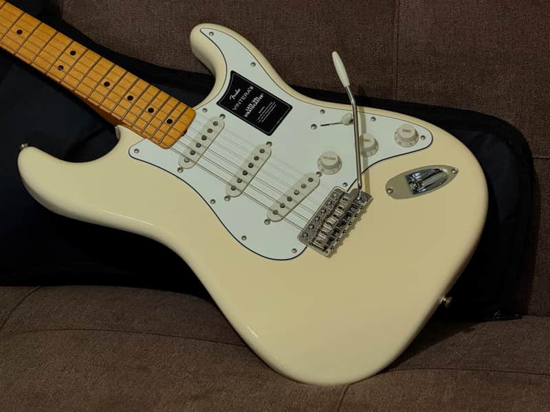 Fender Vintera III Late '60s Stratocaster with Fender Deluxe Gig Bag and Case Candy - 2025 Model in Olympic White
