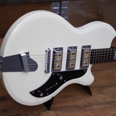 Supro Hampton 2016 - Antique White image 3