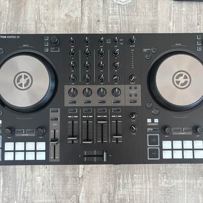 Native Instruments Traktor Kontrol S3 DJ Controller 2019 - Present - Black image 1