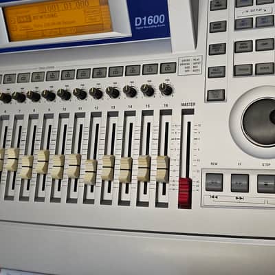 Korg D1600 16-track digital recording studio with built-in mixer image 8