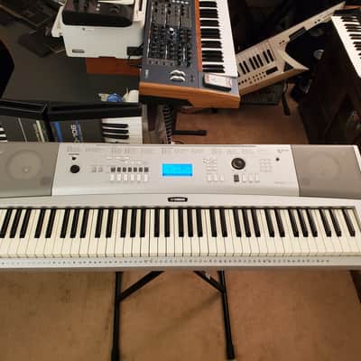 MUST SEE!!! YAMAHA DGX 220 SEMI-WEIGHTED 76-KEY DIGITAL PIANO IN AMAZING CONDITION! image 6