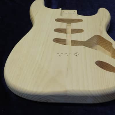 1 Piece 40yr Aged Pine Strat style body - Standard - 3lbs 6oz #3668 USAIMPORT CHARGES INCLUDED Bild 5