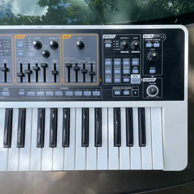 Roland SH-01 GAIA 37-Key Digital Synthesizer 2010 - 2012 - White image 5