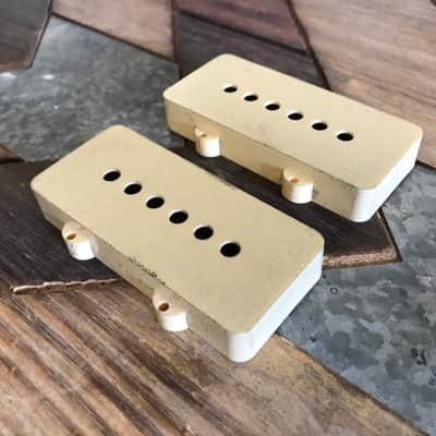 Real Life Relics  Genuine Fender Aged White Jazzmaster® Pickup Covers 0054442049    [DH6]