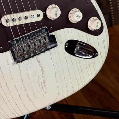 Fender American Standard FSR Rustic Ash Stratocaster 2013 - Olympic White image 6
