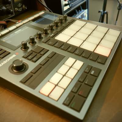 Native Instruments Maschine Plus 2020 - Present - Black image 3