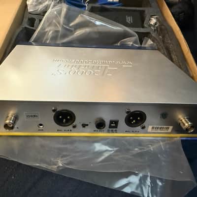 Audio 2000’s AWM6952U Pro 2 Channel UHF Wireless System with 100 frequencies 2013 - Silver image 5
