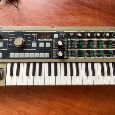 Korg MicroKORG 37-Key Synthesizer/Vocoder 2002 - 2019 - Silver