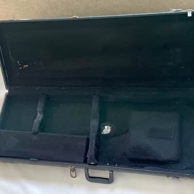 Immagine 1980's Kramer Pacer, Baretta, Sustainer Black Tolex Hardshell Electric Guitar Case (Rough Shape, Needs repair) - 18