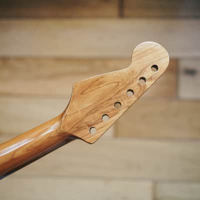 Stratocaster Neck – Roasted Maple | 22 Frets | Light Gloss Finish | Bone Nut imagen 3