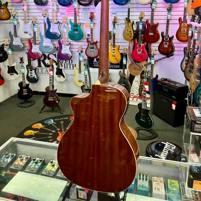 Fender Kingman™ Bass, Walnut Fingerboard, Black Pickguard, Shaded Edge Burst image 5