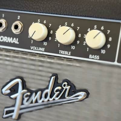 Fender "Custom" Vibrolux Reverb 40-Watt 2x10" Guitar Combo 1999 - Black image 4