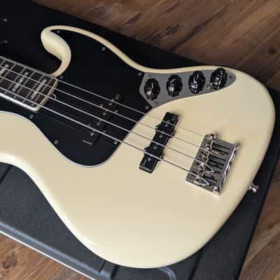 2013 Fender American Deluxe Active 4 String Jazz Bass Guitar White W/OHSC & Candy image 3