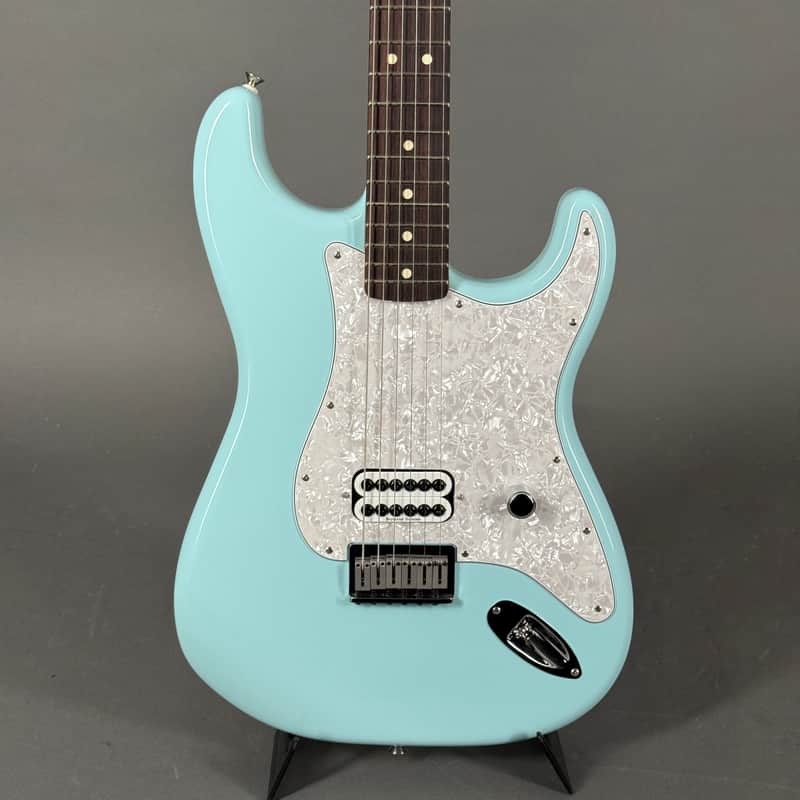 Fender Tom Delonge Stratocaster RW Daphne Blue 2,9 kg inkl. Gigbag image 1